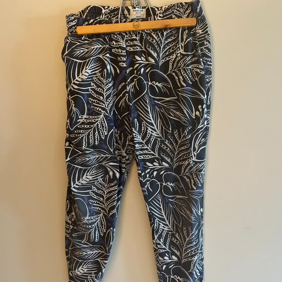 Marine Layer Allison Pant in Phantom/White Foliage Print Large - Picture 3 of 5